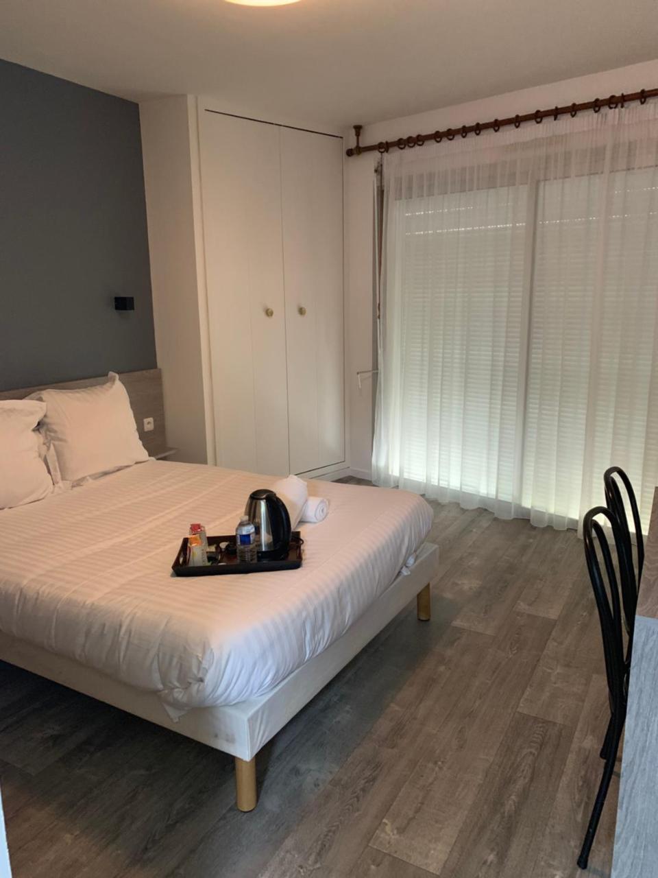 Hotel Au Relais Des Lilas ปาคเตอเนย์ ภายนอก รูปภาพ