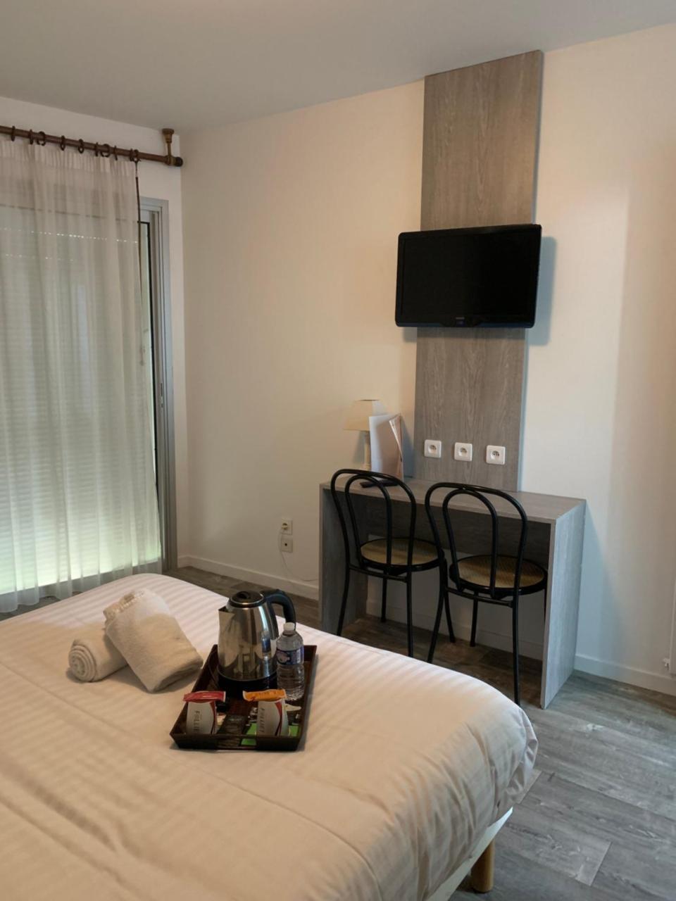 Hotel Au Relais Des Lilas ปาคเตอเนย์ ภายนอก รูปภาพ