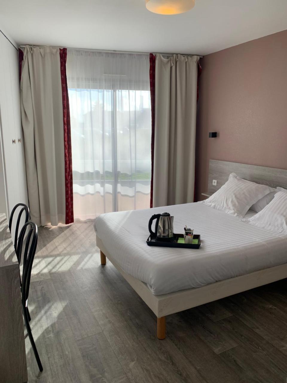 Hotel Au Relais Des Lilas ปาคเตอเนย์ ภายนอก รูปภาพ